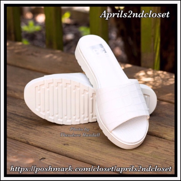 WHITE CROC EMBOSSED MULES SLIP ON SLIDES SANDALS - Picture 2 of 8